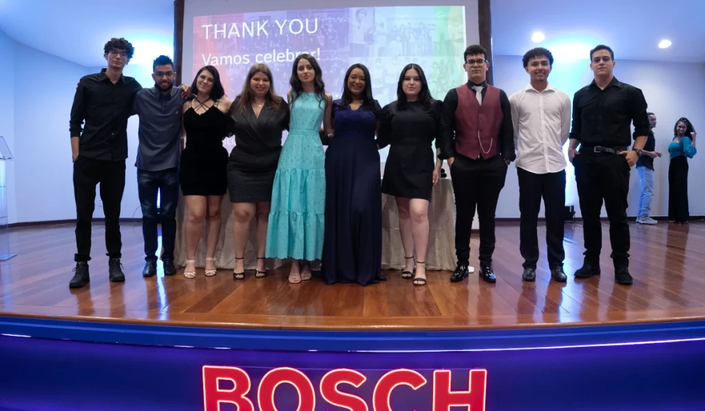 Imagem fotografia de alunos que se formaram em curso pela ETS da Bosch em parceira com Senai