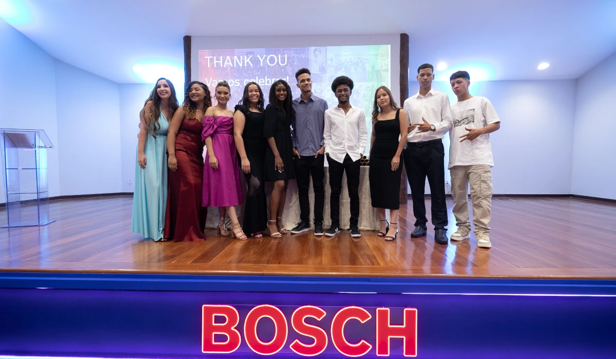 Imagem fotografia de alunos que se formaram em curso pela ETS da Bosch em parceira com Senai