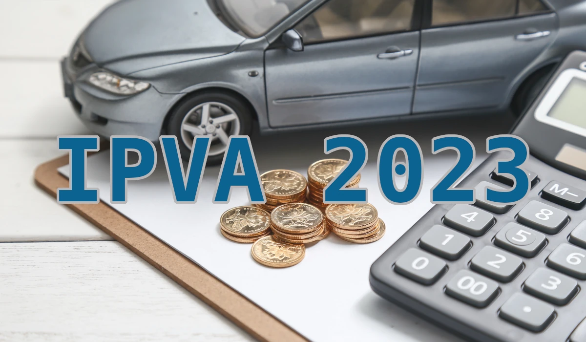 Imagem escrita IPVA 2023 com um carro, moedas e calculadora em uma mesa atrás