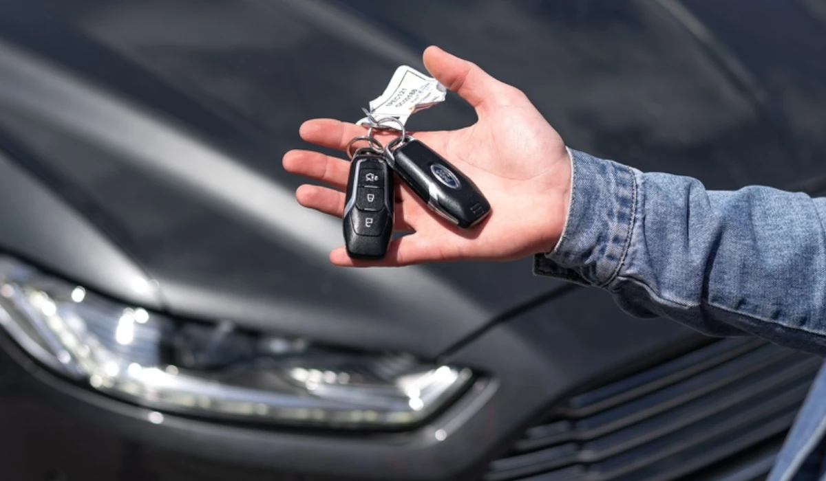 Imagem com um mão aparecendo segurando uma chave de um automóvel e por trás o capô desse automóvel ilustrando os carros mais vendidos de 2022