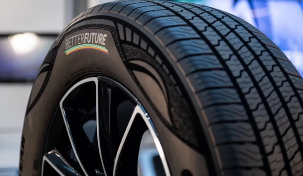 Imagem de um pneu montado com uma roda de liga leve, em pé e em posição inclinado, escrito BetterFuture